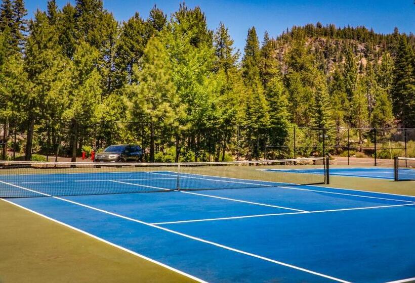 هتل Squaw Valley Ski Flat