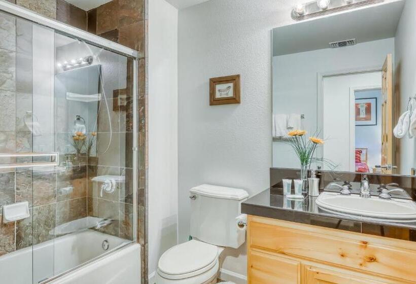 هتل Squaw Valley Ski Flat