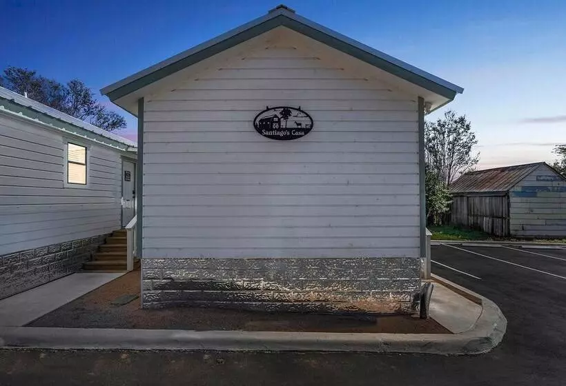 پانسیون Fancy Cabin Right On Main St!