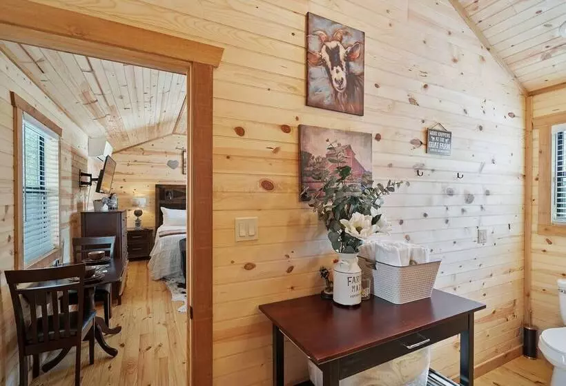 پانسیون Fancy Cabin Right On Main St!