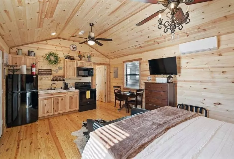 پانسیون Fancy Cabin Right On Main St!