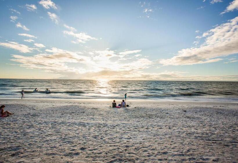 Отель Bonita Bay Escape