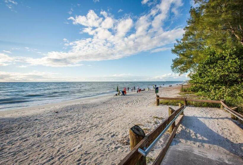 Отель Bonita Bay Escape