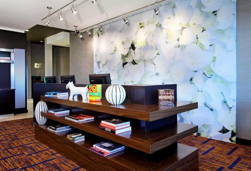 Отель Courtyard By Marriott Victoria