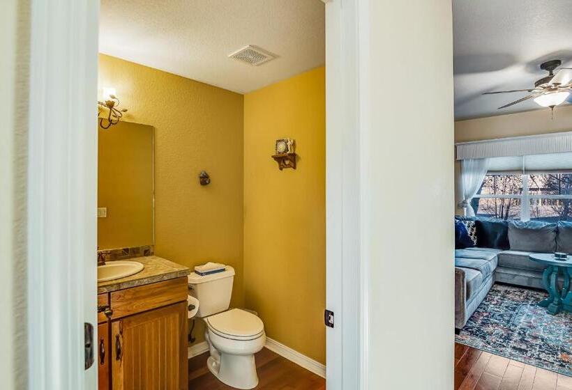 Отель Little Pine Cottage