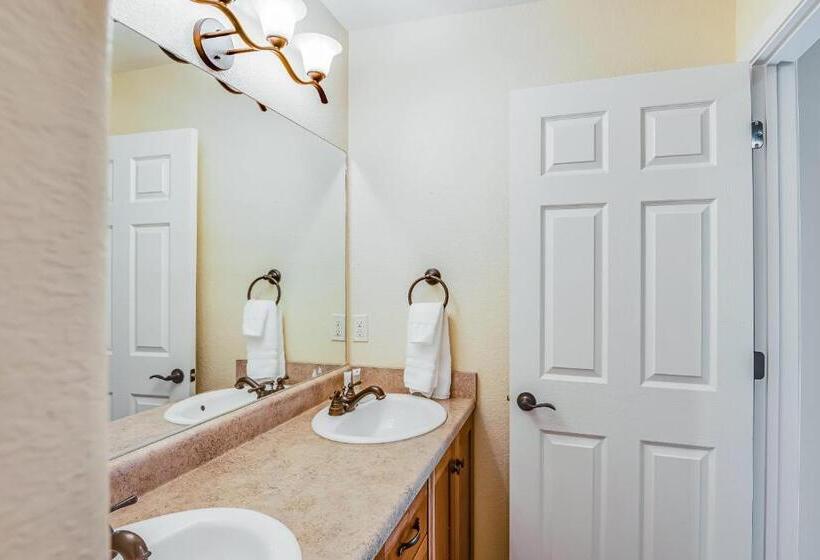 Отель Little Pine Cottage