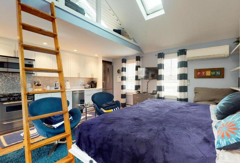 هتل Provincetown Waterfront Studio