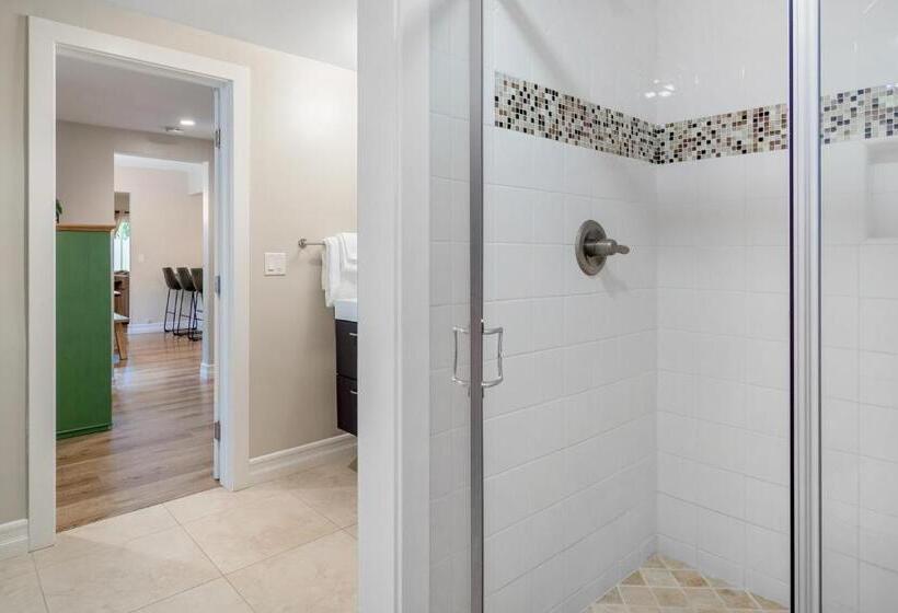 هتل Hideaway Unit D