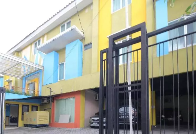 Отель Pineapple Mansion Solo Mitra Reddoorz Near Rs Jih Solo