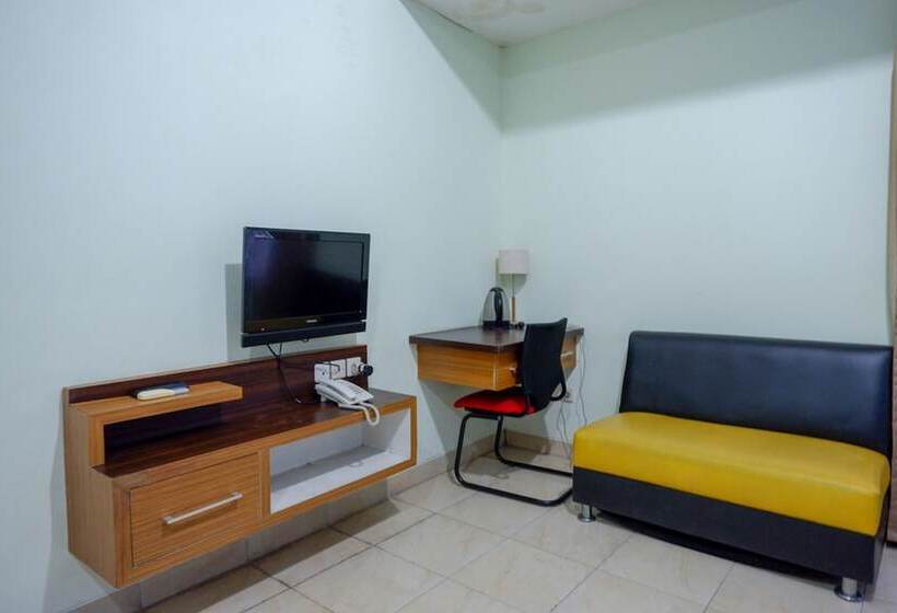 فندق Pineapple Mansion Solo Mitra Reddoorz Near Rs Jih Solo