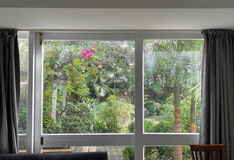 בית מלון כפרי The Devereux Boutique