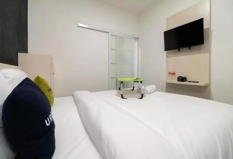 Urbanview Hotel Bizhome Artha Gading Boulevard By Reddoorz