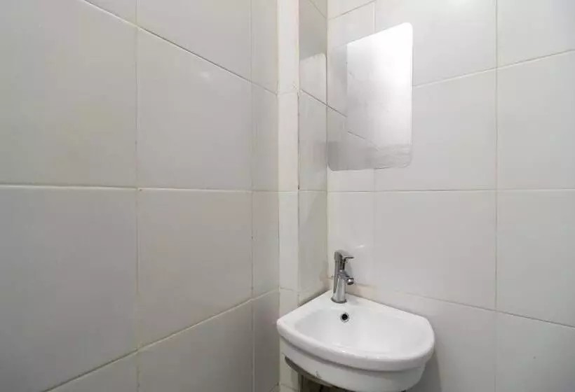 Urbanview Hotel Bizhome Artha Gading Boulevard By Reddoorz