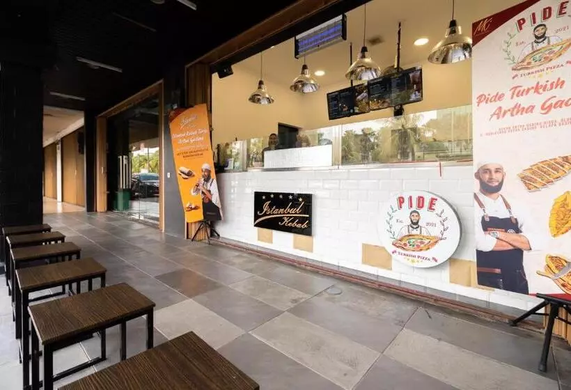 Urbanview Hotel Bizhome Artha Gading Boulevard By Reddoorz