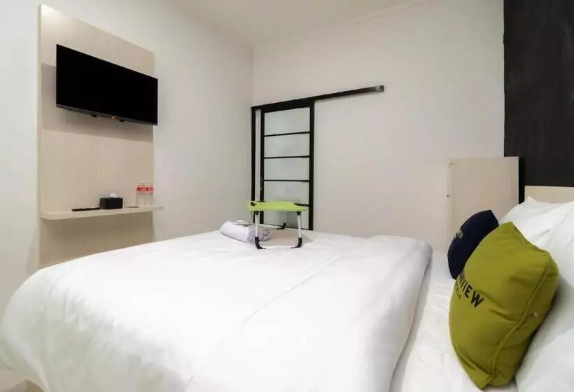 Urbanview Hotel Bizhome Artha Gading Boulevard By Reddoorz