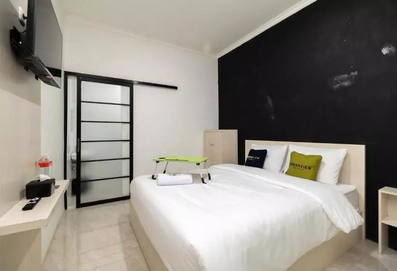 Urbanview Hotel Bizhome Artha Gading Boulevard By Reddoorz