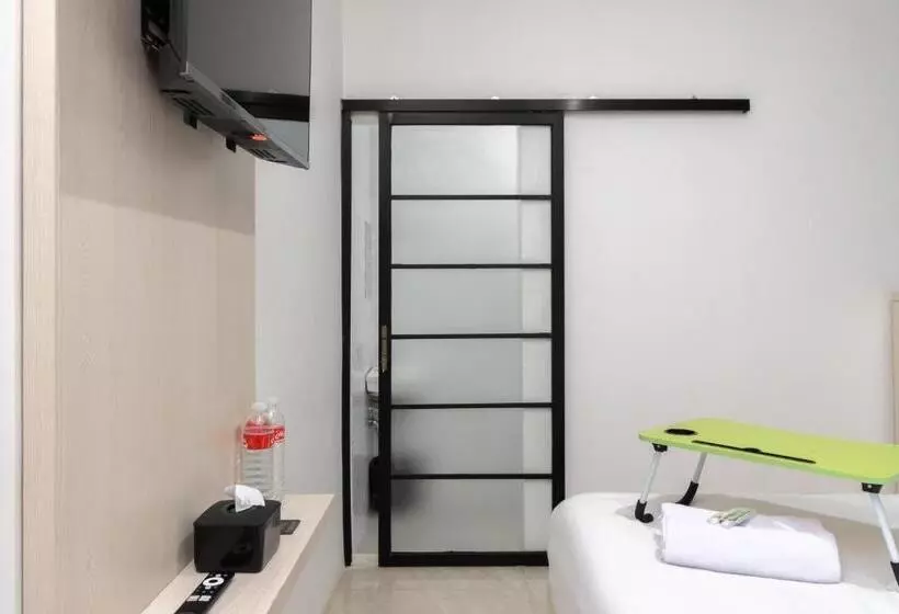 Urbanview Hotel Bizhome Artha Gading Boulevard By Reddoorz