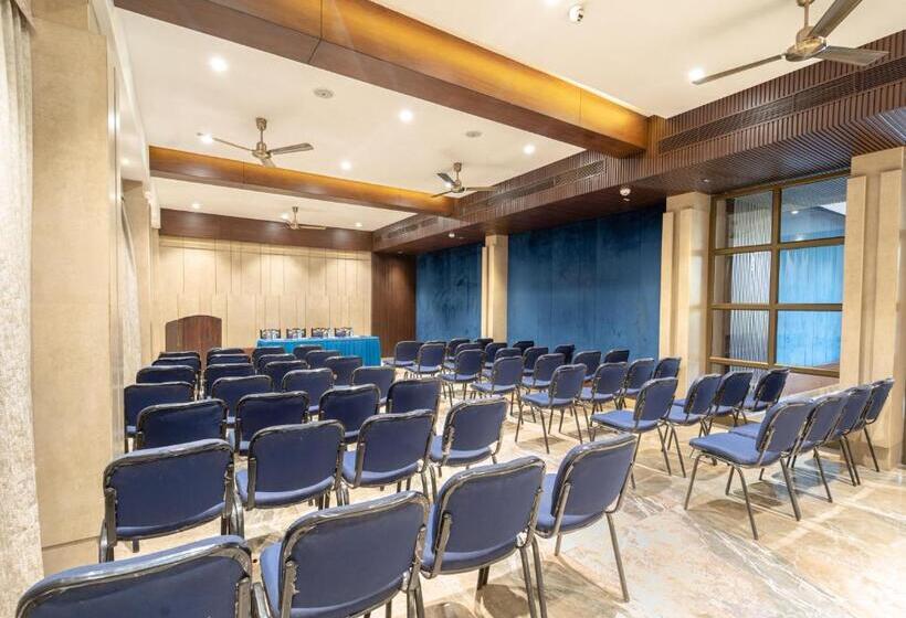 호텔 Enrise By Sayaji Harda