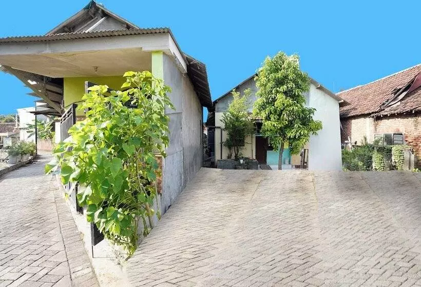 Hotelli Spot On 91883 Kost 2 Putra Syariah