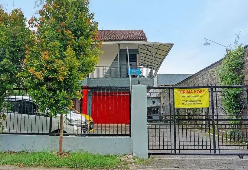 Hotelli Spot On 91896 Kost Bu Dewi Syariah