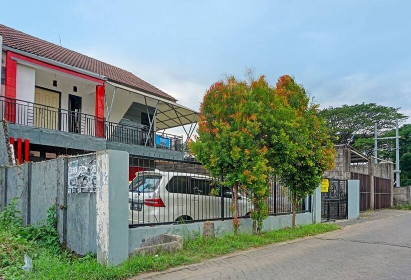 Hotel Spot On 91896 Kost Bu Dewi Syariah