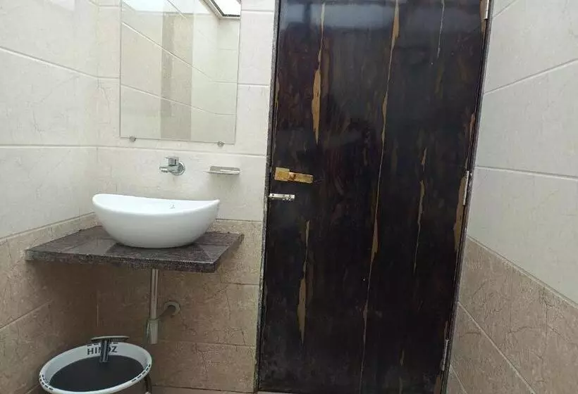 Hotelli Apratim Lodging & Boarding