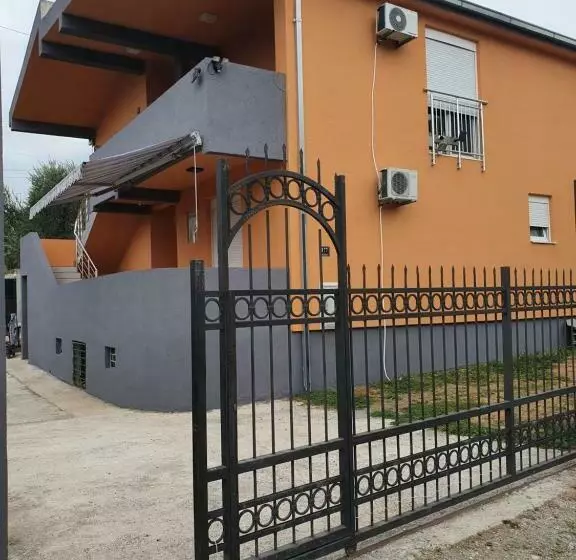 پانسیون Apartmen Kuca Za Odmor I Familiju