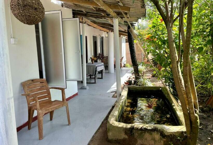 پانسیون Senuri Guest House