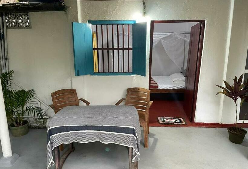 پانسیون Senuri Guest House