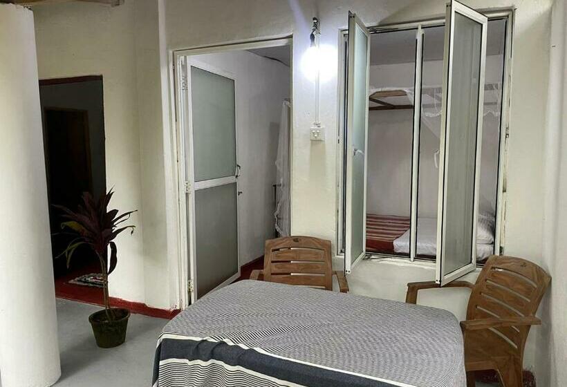 پانسیون Senuri Guest House