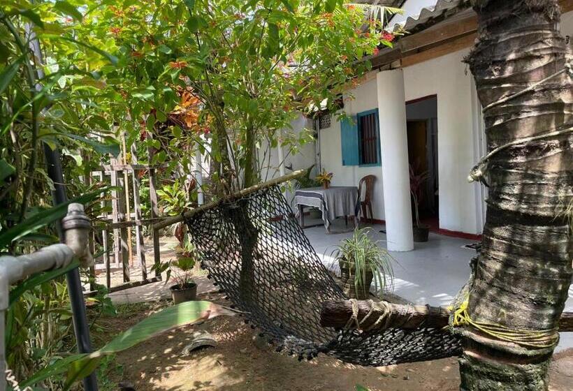 پانسیون Senuri Guest House