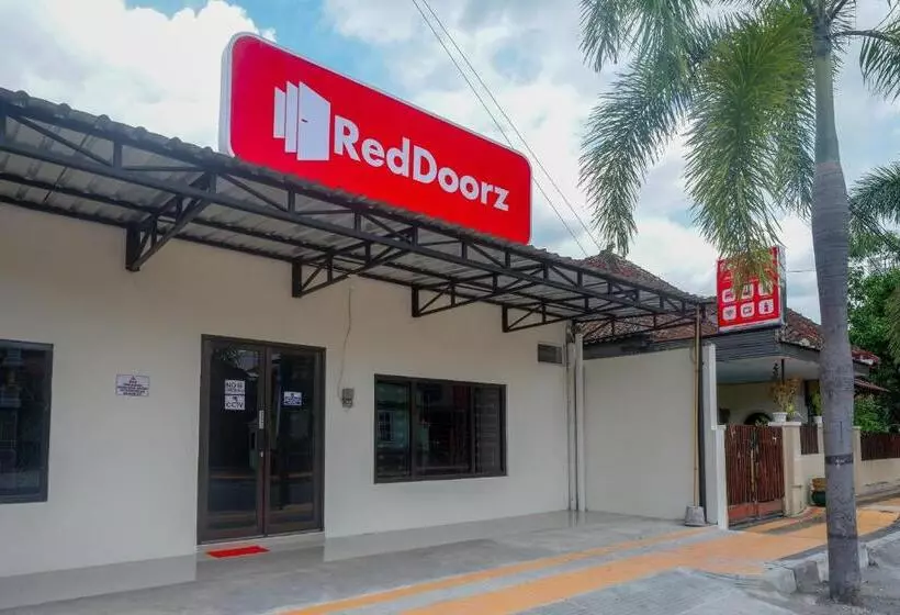 ホテル Reddoorz Syariah Near Rs Soeradji Pemuda Klaten