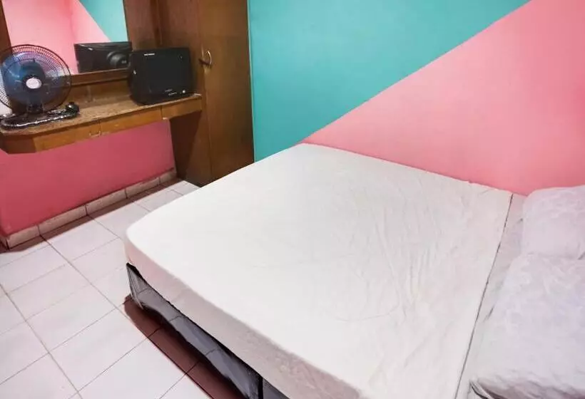 ホテル Spot On 91792 Solo Baru 2 Homestay Syariah