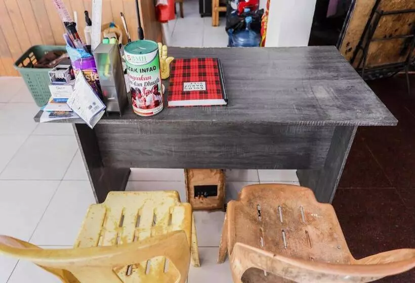 ホテル Spot On 91792 Solo Baru 2 Homestay Syariah