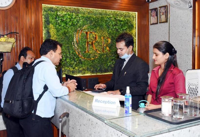 فندق Radha Residency