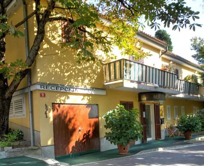 Forgotten Garden Apartments And Rooms