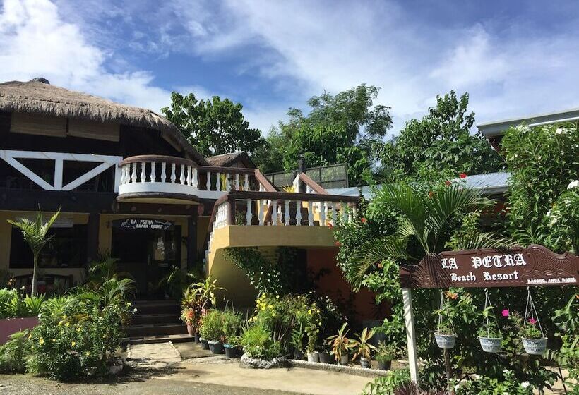 בית מלון כפרי La Petra Beach Resort