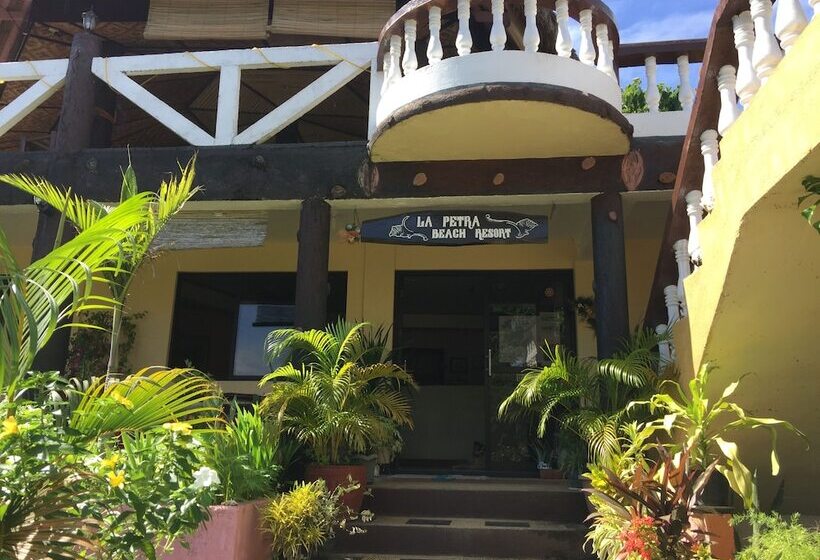 בית מלון כפרי La Petra Beach Resort