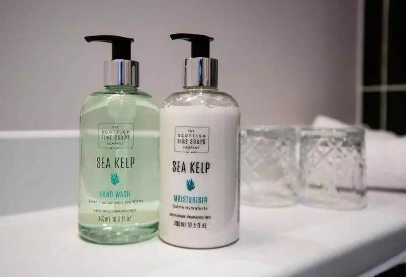 هتل Wateredge Inn  The Inn Collection Group