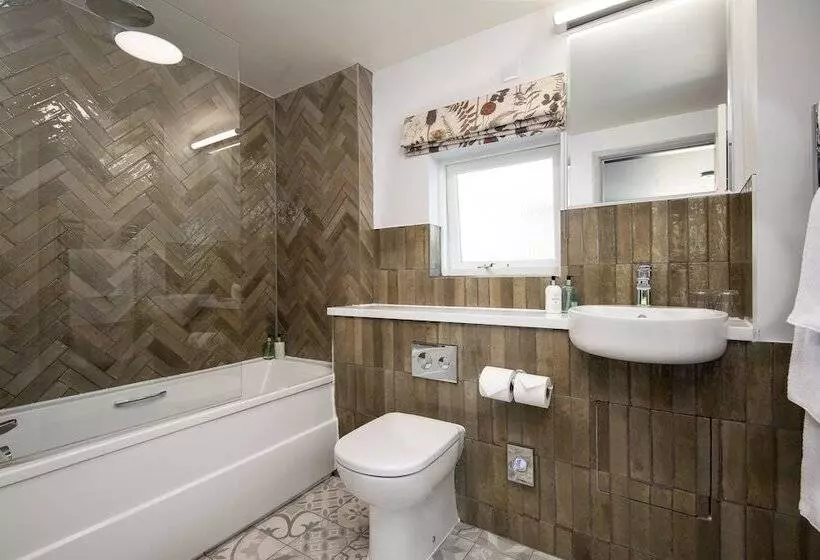 هتل Wateredge Inn  The Inn Collection Group