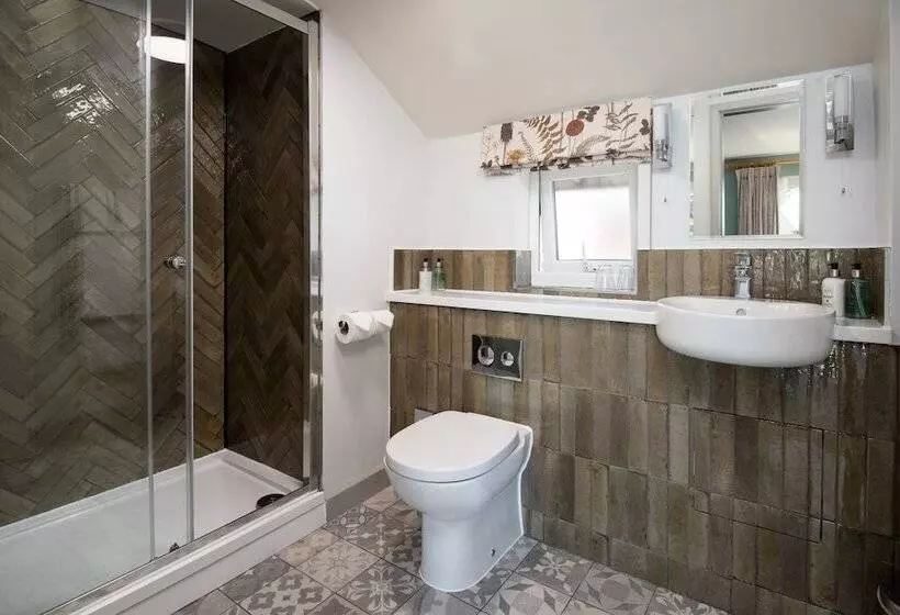 هتل Wateredge Inn  The Inn Collection Group