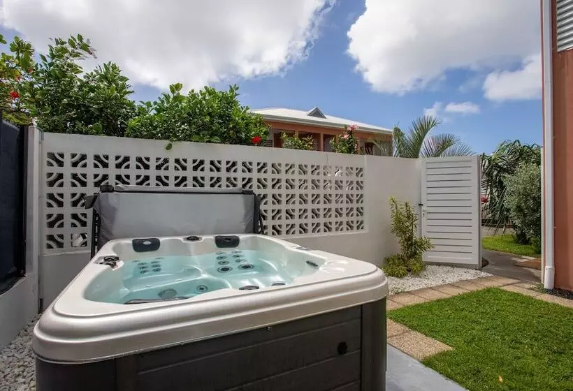 هتل Hôtel Guadeloupe Palm Suites