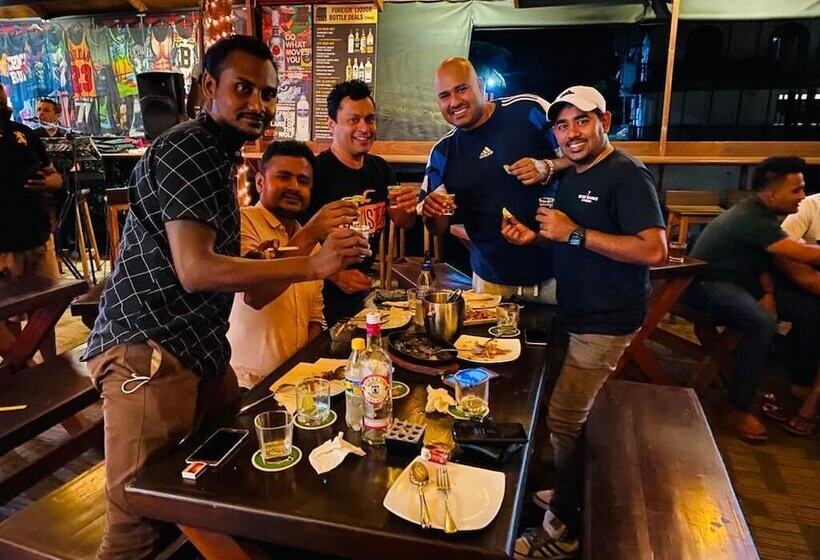 הוסטל Sizzle Sports Club