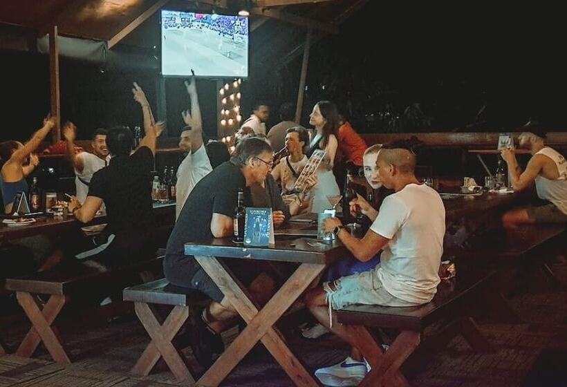 הוסטל Sizzle Sports Club