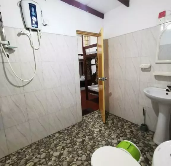 The Traveller S Hostel & Private Rooms
