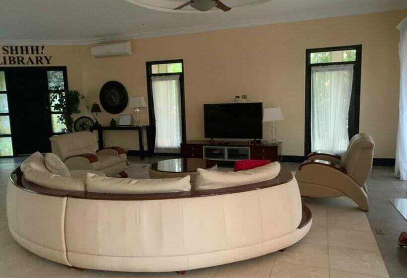 Majatalo Room In House   Casa De Playa Alegria, Flamingo