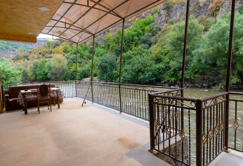 ペンション Hovasapyan S Family Guest House