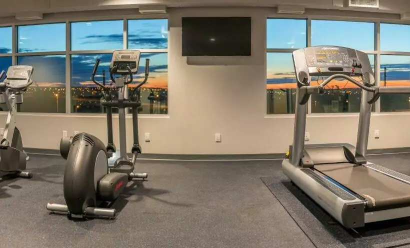 Hotel Clique Calgary Airport