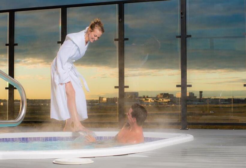 בית מלון כפרי Clique Calgary Airport