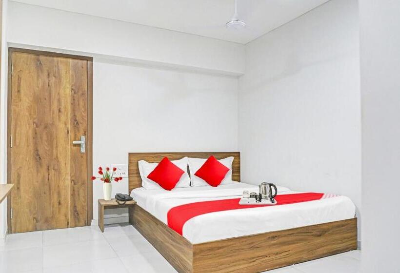 فندق Oyo 90450 Weekend Rooms